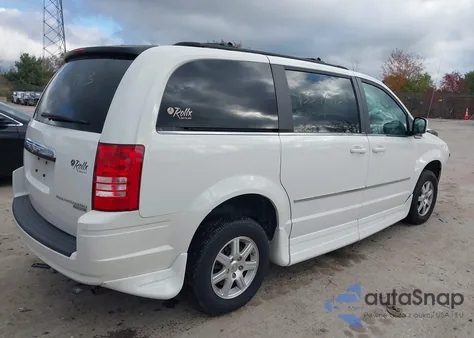2009 Chrysler Town & Country Touring z USA, uszkodzony, nr VIN 2A8HR54179R625239